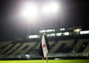 Bandeira do Vasco na arquibancada do estádio.