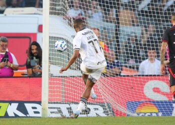 Goleiro do Vasco se prepara para defender bola no gol.