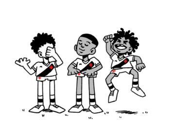 Vasco com três torcedores adolescentes em uniforme branco com faixa preta.