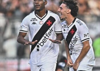 Jogadores do Vasco comemorando, usando camisa branca do time.