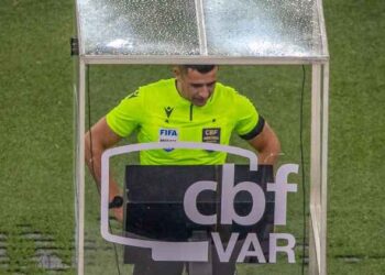 Árvore de árbitro assistente no banco de reservas.