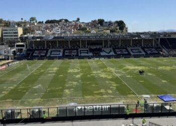 Gramado do estádio do Vasco com áreas de grama desgastadas.