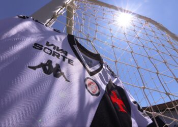 Camisa do Vasco na cerca do gol ao sol.