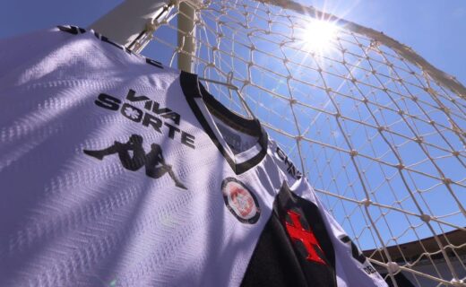 Camisa do Vasco na cerca do gol ao sol.