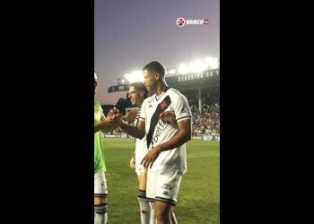 Jogador do Vasco recebendo homenagem no estádio.