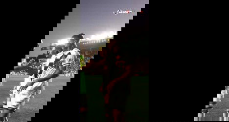 Jogador do Vasco recebendo homenagem no estádio.