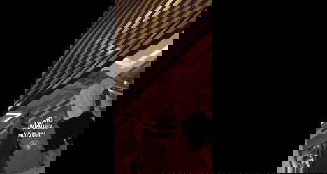 Apoiador do Vasco usando camiseta branca.