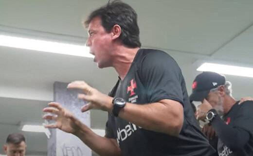 Treinador do Vasco em treinamento interno.