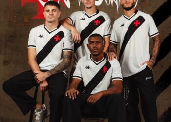 Vasco da Gama futebol masculino, jogadores com uniformes brancos e detalhes pretos.