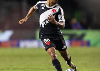 Jogador do Vasco em ação durante o jogo.