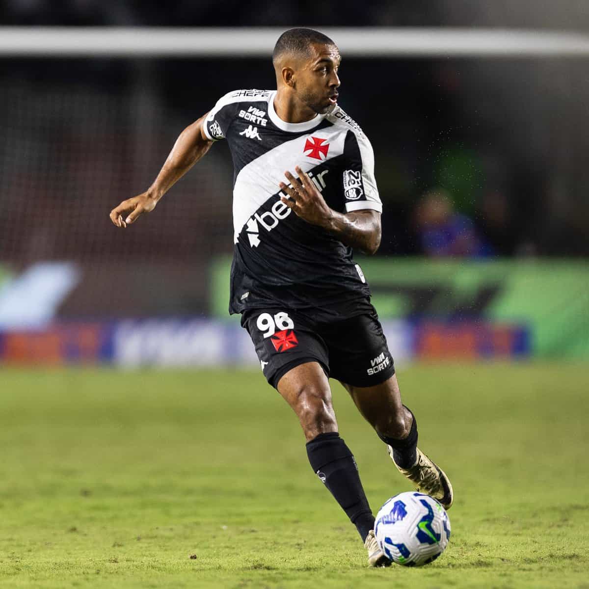 Jogador do Vasco em ação durante o jogo.