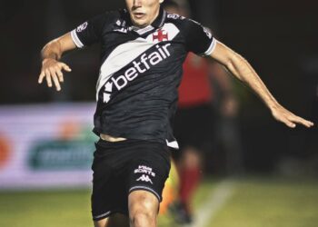 Jogador do Vasco correndo em campo durante o jogo.