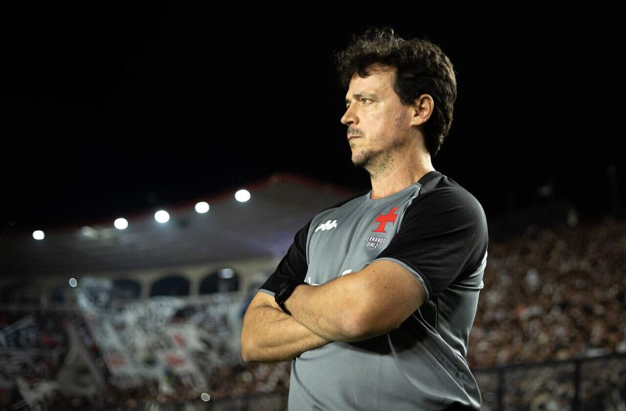 Homem técnico do Vasco com braços cruzados.