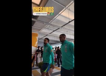Jogadores do Vasco caminhando no aeroporto.