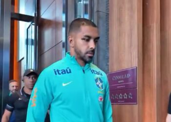 Jogador do Vasco caminhando no hotel com traje de treino azul.