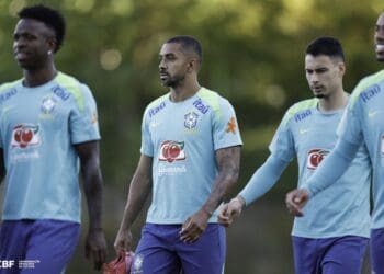 Jogadores do elenco da seleção brasileira em treinamento.