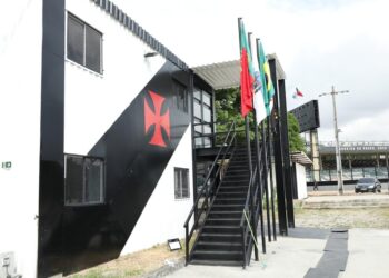 Vasco da Gama, bandeiras do clube em destaque.