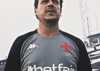 Jogador do Vasco com uniforme cinza e preto.