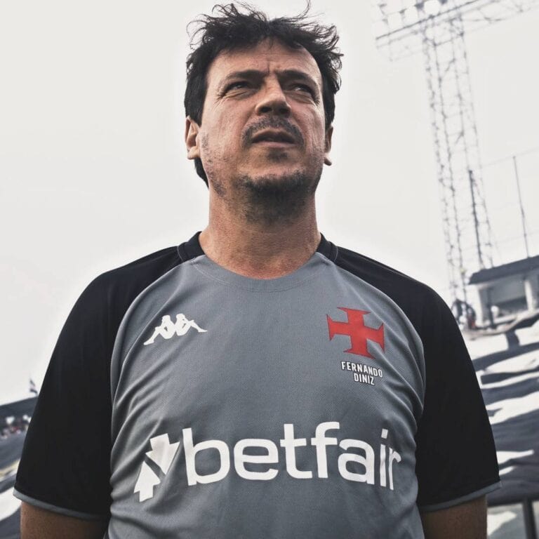 Jogador do Vasco com uniforme cinza e preto.