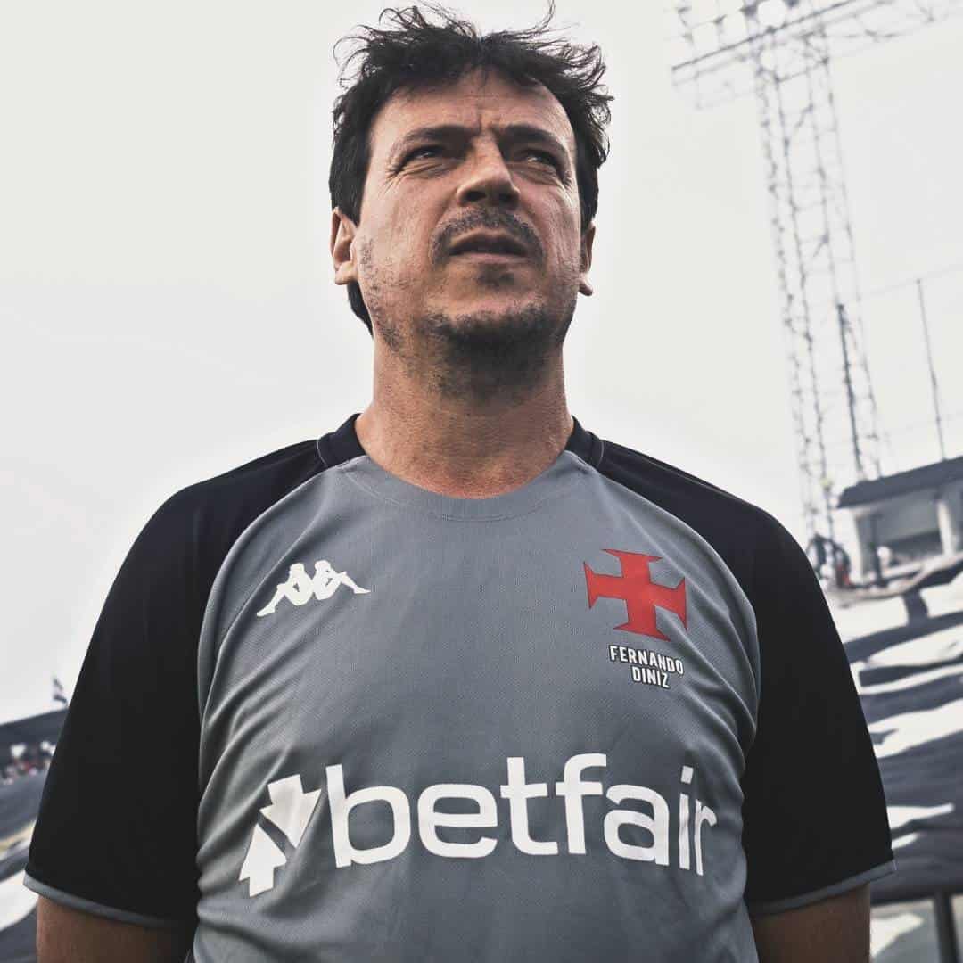 Jogador do Vasco com uniforme cinza e preto.