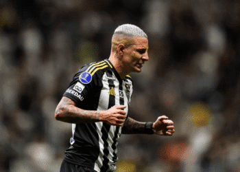 Futebolista do Vasco comemorando gol em campo.