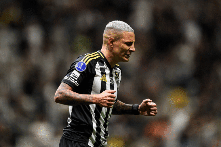 Futebolista do Vasco comemorando gol em campo.