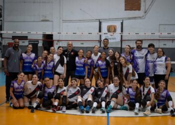 Atletas de vôlei do Vasco com treinadores em quadra.