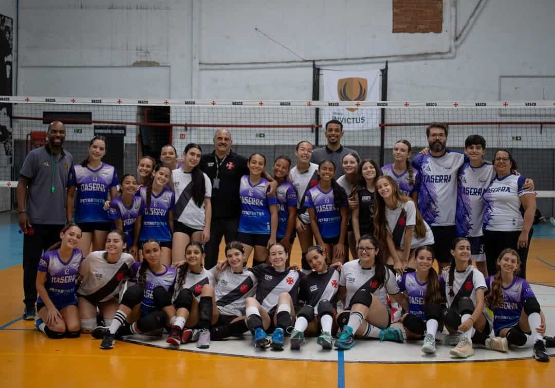 Atletas de vôlei do Vasco com treinadores em quadra.