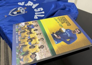 Vasco da Gama com camisa azul e escudo visível.