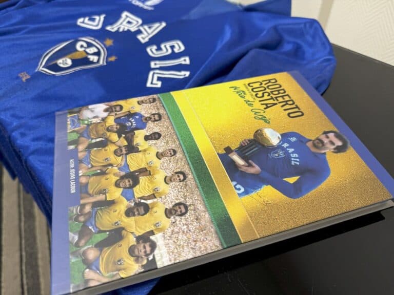 Vasco da Gama com camisa azul e escudo visível.