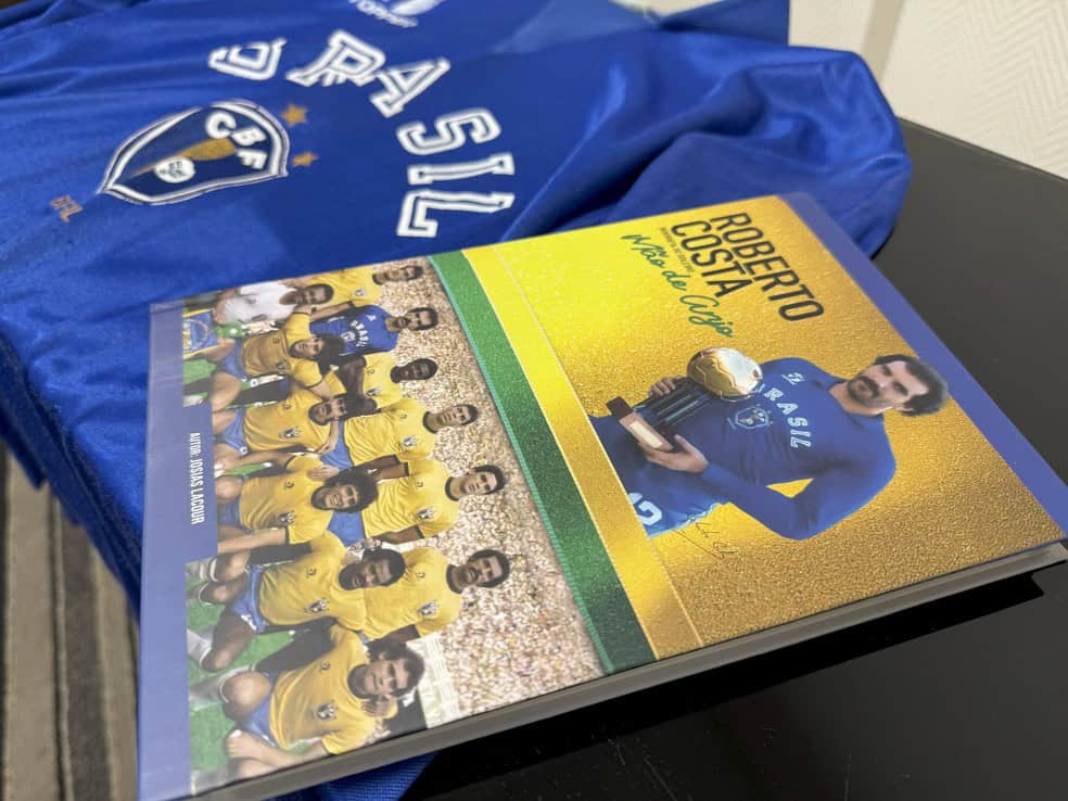 Vasco da Gama com camisa azul e escudo visível.