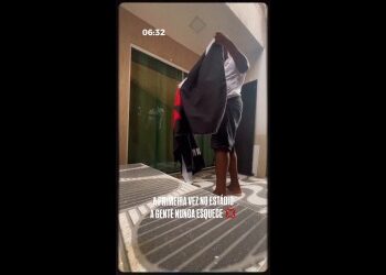 Homem se abaixando no hotel.