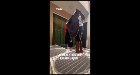 Homem se abaixando no hotel.