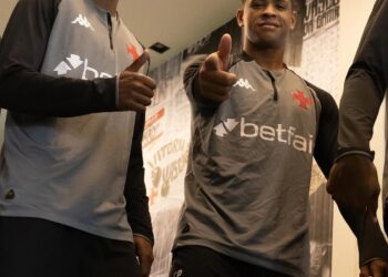 Jogadores do Vasco mostrando satisfação na coletiva.