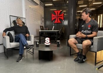 Entrevista entre dois homens no ambiente do clube de futebol Vasco da Gama.