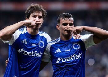 Vasco da Gama comemora golaçã da vitória em campo.