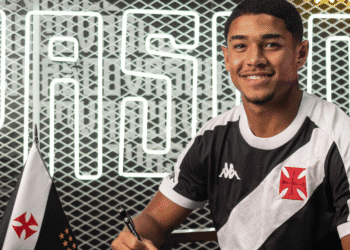 Vasco da Gama assinando contrato com jogador.
