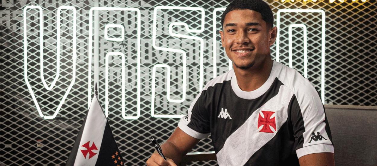 Vasco da Gama assinando contrato com jogador.