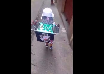 Carrinho de compras decorado com cores do Vasco.