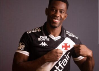 Jogador do Vasco exibe uniforme preto e branco com logo vermelho.