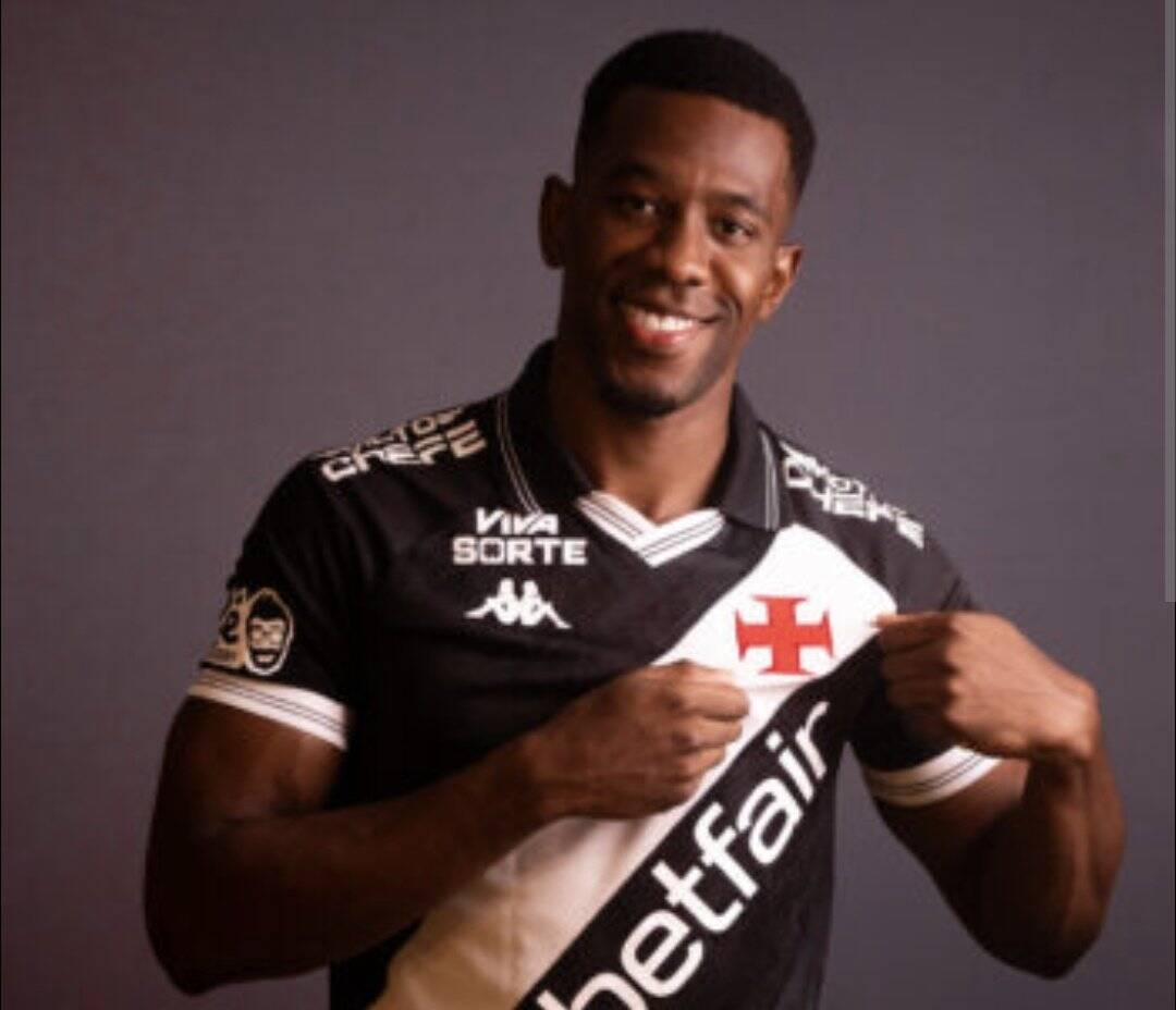 Jogador do Vasco exibe uniforme preto e branco com logo vermelho.