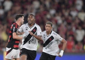 Vasco da Gama celebra gol durante partida.