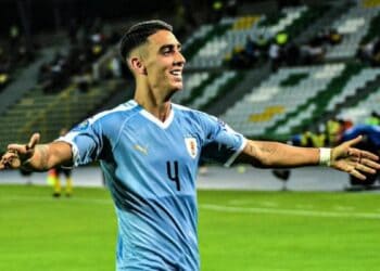 Jogador comemorando gol em estádio do Vasco.