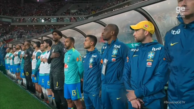 Jogadores do Vasco em fila no campo.