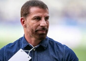 Treinador do Vasco em campo.