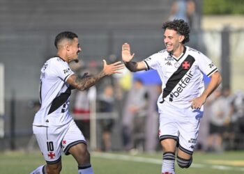 Jogadores do Vasco comemorando gol em campo.