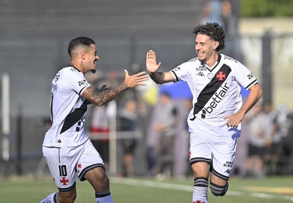 Jogadores do Vasco comemorando gol em campo.