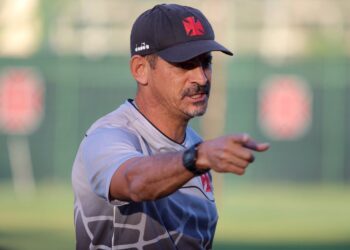 Treinador do Vasco em treino no campo.