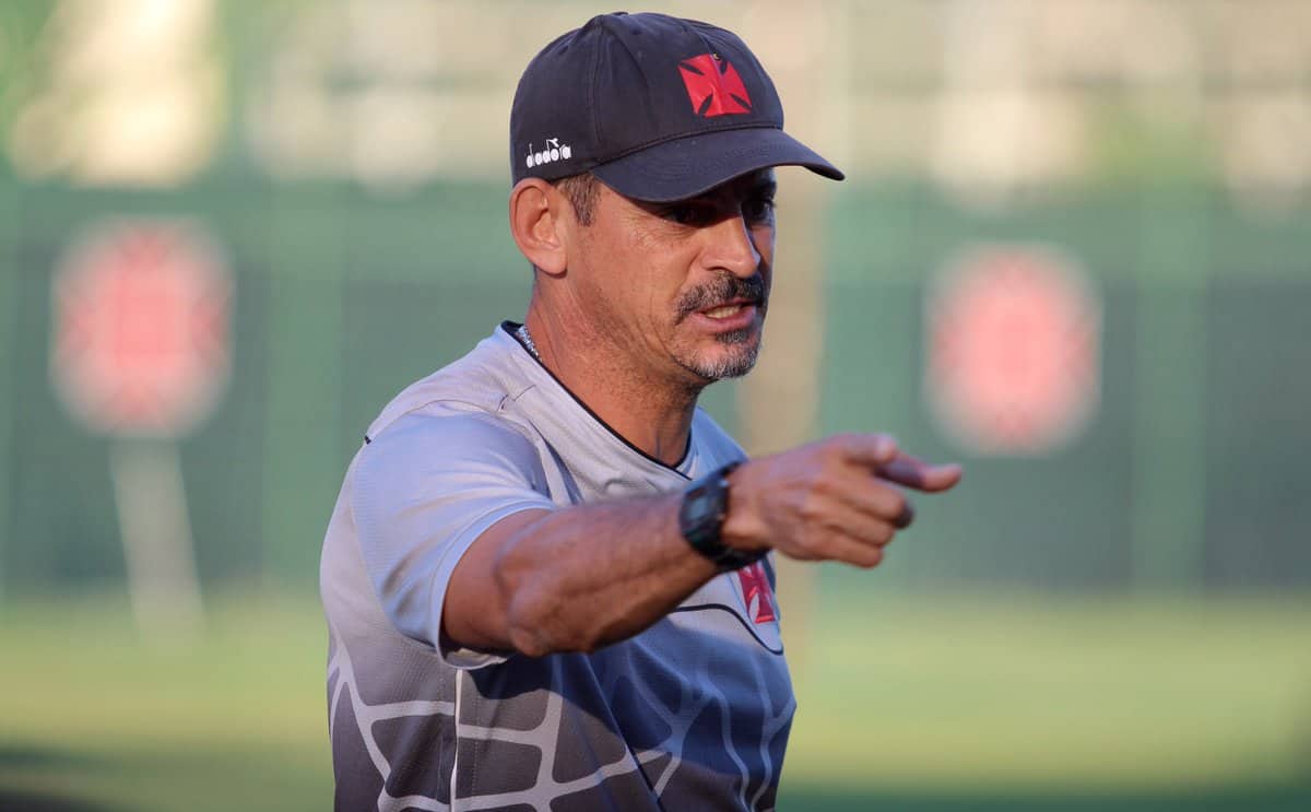 Treinador do Vasco em treino no campo.