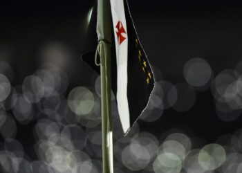 Vasco da Gama flagra no estádio com fundo desfocado.